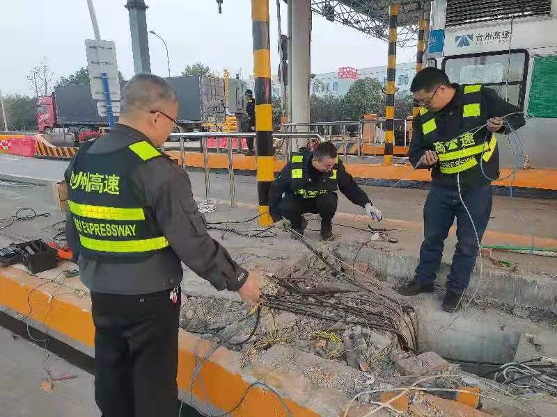 1639623057436488.jpg 搶修人員在整理線纜.jpg