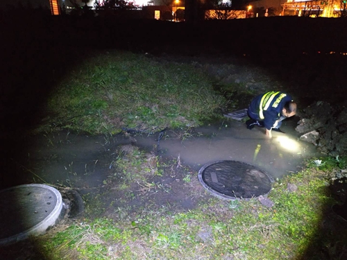 20181218 堅持不懈找水閘 不畏困難挽損失_副本.jpg